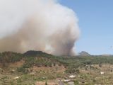 El fuego sigue sin control en El Hierro y quema un helicóptero contra incendios