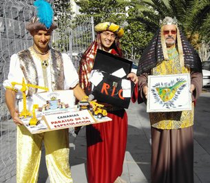 Los Reyes Magos visitan al Gobierno de Canarias