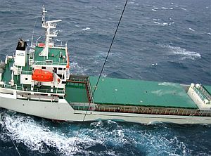 El gabinete de crisis del buque 'Ostedijk' decide que intentará hoy enfriar su carga