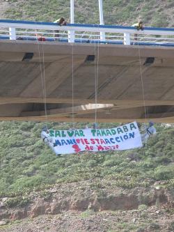 Ben Magec se cuelga del puente de El Rincón para anunciar la manifestación del próximo 3 marzo