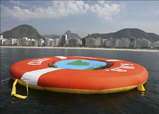 Greenpeace lanza un salvavidas gigante para salvar al mundo