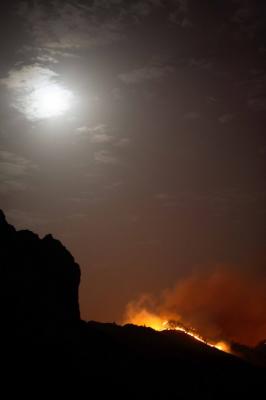 Gran Canaria espera "una larga noche" con seis focos activos y más de 2.500 evacuados