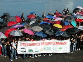 700 paraguas se abren en Las Canteras para frenar el cambio climático