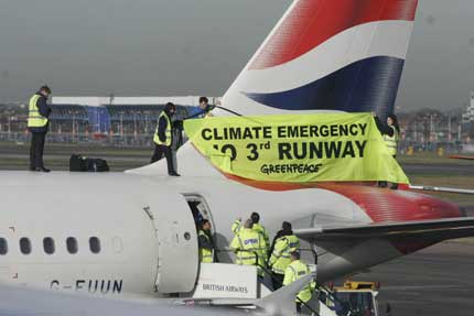Activistas de Greenpeace Inglaterra se oponen a la 3ª pista del Aeropuerto de Heathrow