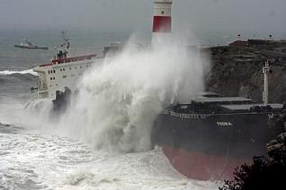 Un segundo buque embarranca en Algeciras con pérdidas de combustible