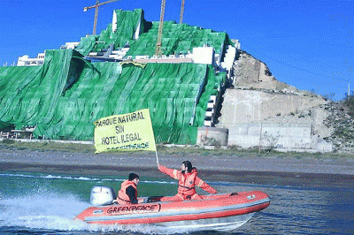 Greenpeace hace "desaparecer" El Algarrobico para denunciar que Medio Ambiente frena su expropiación