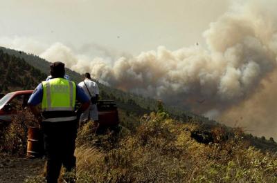 Un incendio descontrolado en La Palma obliga a evacuar a dos mil personas
